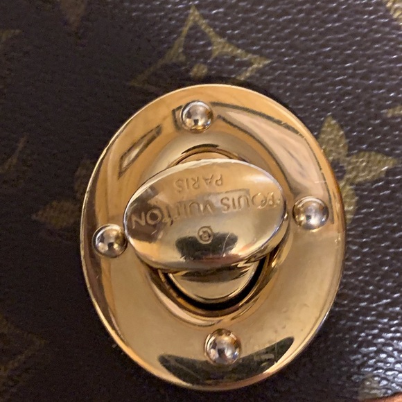 Louis Vuitton - Picture 3 of 8